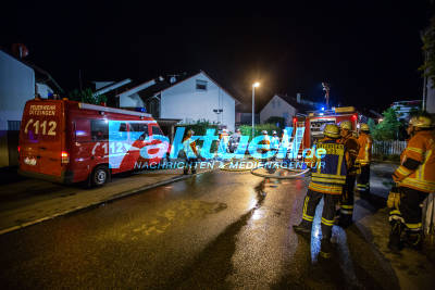 Oldtimer brennt in Garage komplett aus: Feuerwehr kann übergreifen auf Wohnhaus verhindern
