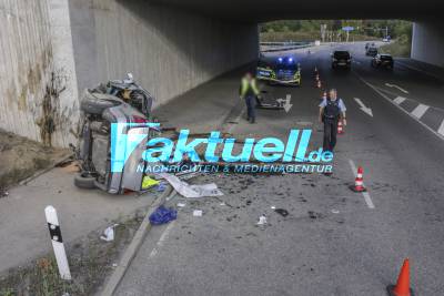 Tödlicher Unfall unter der Autobahn: Fahrzeug überschlagt sich und prallt gegen Wand von A8-Unterführung - Fahrer tödlich verletzt