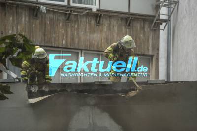 Fotoupdate: Heiße Grillkohle entsorgt? Müllcontainer brennt lichterloh im Hinterhof - Großeinsatz der Feuerwehr