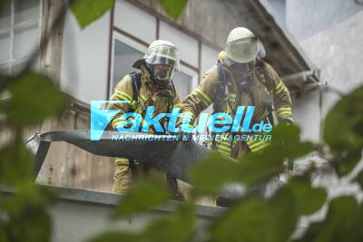 Fotoupdate: Heiße Grillkohle entsorgt? Müllcontainer brennt lichterloh im Hinterhof - Großeinsatz der Feuerwehr