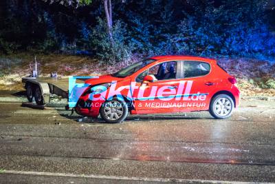Heftiger Knall am Sonntagabend: Betrunkener Peugeotfahrer kracht in geparkten Anhängergespann, fährt weiter und kracht erneut gegen anderen Anhänger