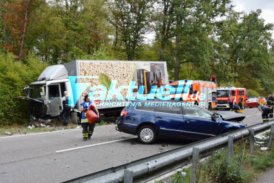 Oftersheim: Schwerer Verkehrsunfall auf B 291 - PKW prallt gegen LKW - lange Sperrung, Hubschrauber im Einsatz