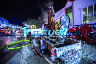 Brand zerstört Lagerhalle eines Mulchmaschinenherstellers - Feuerwehr im Großeinsatz