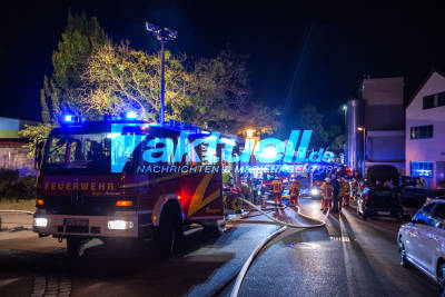 Brand zerstört Lagerhalle eines Mulchmaschinenherstellers - Feuerwehr im Großeinsatz