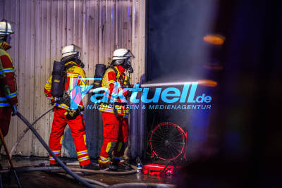 Brand zerstört Lagerhalle eines Mulchmaschinenherstellers - Feuerwehr im Großeinsatz
