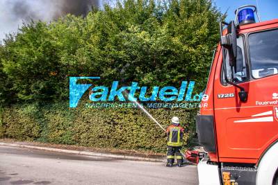 Lagerhalle brennt in Böblingen komplett aus - Löscharbeiten erschwert da Gebäude einsturzgefärdet