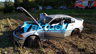 Unfall auf B312, BMW hat sich mehrfach überschlagen und ist im Feld gelandet 