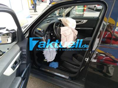 Senior erfasst an einer Tankstelle eine Person mit seinem Automatikfahrzeug und kracht mit voller Wucht an die Mauer des Tankstellengebäudes