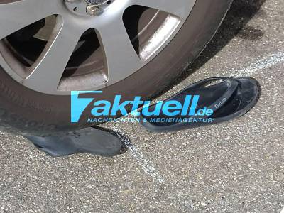 Senior erfasst an einer Tankstelle eine Person mit seinem Automatikfahrzeug und kracht mit voller Wucht an die Mauer des Tankstellengebäudes