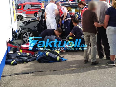 Senior erfasst an einer Tankstelle eine Person mit seinem Automatikfahrzeug und kracht mit voller Wucht an die Mauer des Tankstellengebäudes