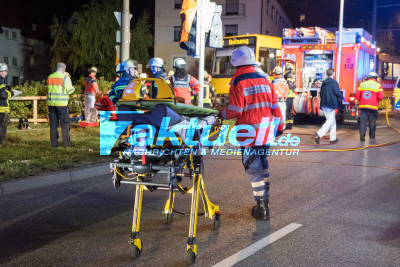 [BILDUPDATE] Schwerer Unfall zwischen Stadtbahn und PKW in Bad Cannstatt - Fahrer & Beifahrer eingeklemmt, Feuerwehr schneidet Personen aus Fahrzeug