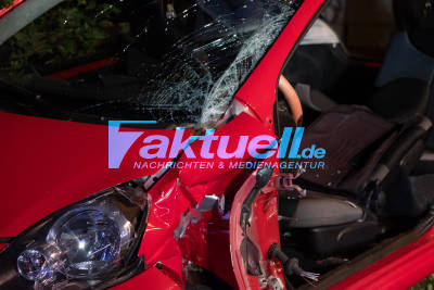 [BILDUPDATE] Schwerer Unfall zwischen Stadtbahn und PKW in Bad Cannstatt - Fahrer & Beifahrer eingeklemmt, Feuerwehr schneidet Personen aus Fahrzeug