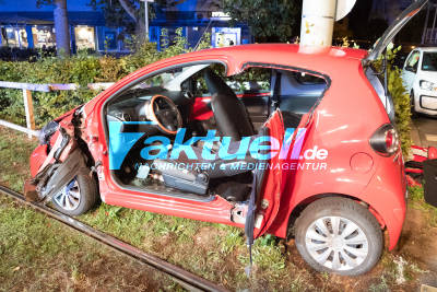 [BILDUPDATE] Schwerer Unfall zwischen Stadtbahn und PKW in Bad Cannstatt - Fahrer & Beifahrer eingeklemmt, Feuerwehr schneidet Personen aus Fahrzeug