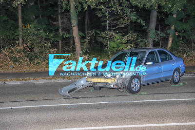 Smart nach Crash im Adenauerring in Karlsruhe überschlagen: Fahrerin übersah beim Ausparken einen PKW - Frau mittelschwer verletzt