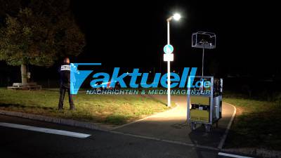 Geheimnisvoller Unfall, Smart alleinbeteiligt verunfallt, Feuerwehr und Polizei im Einsatz, PKW stand verlassen an Unfallstelle