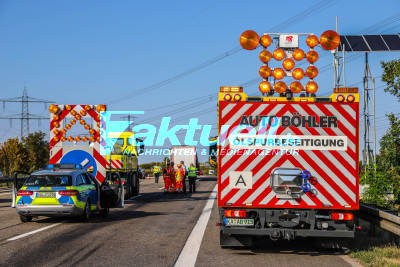 BAB5 Rastatt: Sattelzug rast in Stauende auf stehenden LKW - Fahrer wird schwer verletzt - Rettungskräfte im Einsatz