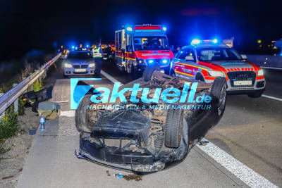 Schwerer Crash auf der BAB5: Cabrio überschlägt sich mehrfach - Fahrerin schwer verletzt - Trümmerfeld - Rettungskräfte im Einsatz
