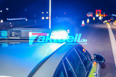 Schwerer Crash auf der BAB5: Cabrio überschlägt sich mehrfach - Fahrerin schwer verletzt - Trümmerfeld - Rettungskräfte im Einsatz
