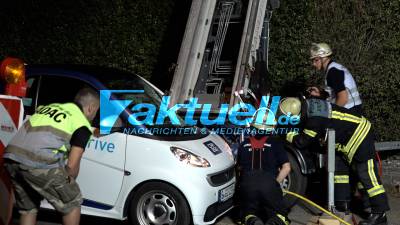 Stuttgart-Mitte Smart kracht in Baukran, aus Unachtsamkeit