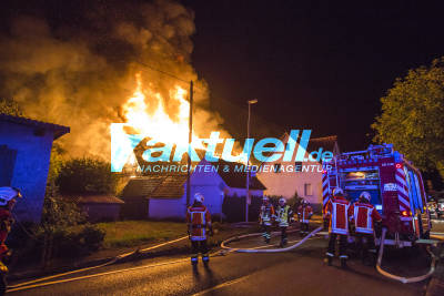 Großbrand zerstört Geschäftsgebäude: Riesige Flammen schlagen im Nachthimmel - Feuer aus mehreren Kilometern sichtbar - Brandstifter unterwegs?