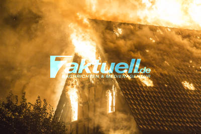 Großbrand zerstört Geschäftsgebäude: Riesige Flammen schlagen im Nachthimmel - Feuer aus mehreren Kilometern sichtbar - Brandstifter unterwegs?