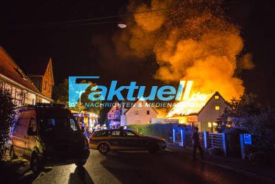 Großbrand zerstört Geschäftsgebäude: Riesige Flammen schlagen im Nachthimmel - Feuer aus mehreren Kilometern sichtbar - Brandstifter unterwegs?