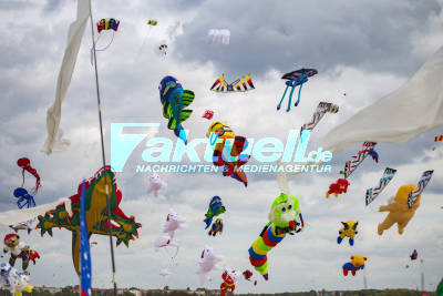 Festival der Riesendrachen auf dem Tempelhofer Feld