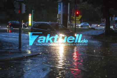 Videoupdate: Unwetter über Stuttgart: Starkregen führt zu überfluteten Straßen und Feuerwehreinsätzen
