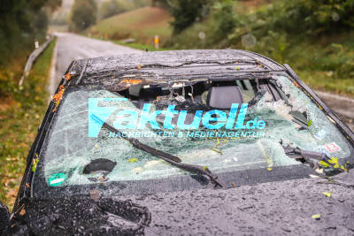 Unwetter: Baum kracht auf fahrenden PKW und durchbohrt Windschutzscheibe komplett - Frau und Jugendliche mit unfassbarem Glück - Heftiges Schadensbild