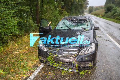 Unwetter: Baum kracht auf fahrenden PKW und durchbohrt Windschutzscheibe komplett - Frau und Jugendliche mit unfassbarem Glück - Heftiges Schadensbild