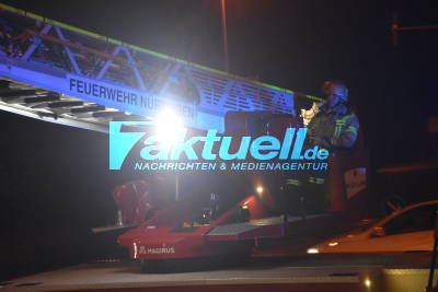 4 Meter hoher Ampelmast an Kreuzung in Nürtingen um 180 Grad verdreht - Feuerwehr biegt mit Drehleiter wieder in Ursprungsposition