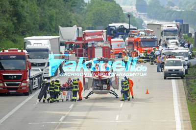 LKW rast in Stauende - Stahlträger bohren sich ins Führerhaus und verletzten Fahrer schwer