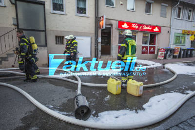 Fritteuse fängt in Dönerbude Feuer - Feuerwehr muss Fettbrand mit Schaum löschen