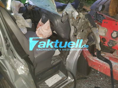Horrorcrash in Gondelsheim: Kleinbus mit 9 Senioren rast in stehenden LKW - 3 Senioren eingeklemmt - Feuerwehr und Rettungsdienst im Grosseinsatz