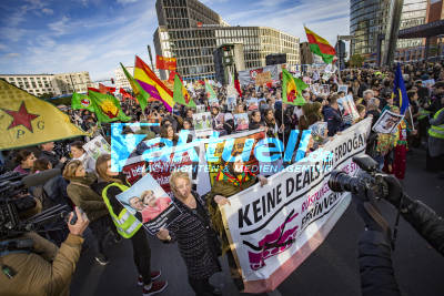 Anti-Erdogan-Demo mit 10.000 Teilnehmer zieht durch Berlin