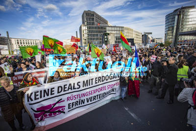Anti-Erdogan-Demo mit 10.000 Teilnehmer zieht durch Berlin