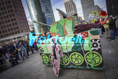 Anti-Erdogan-Demo mit 10.000 Teilnehmer zieht durch Berlin