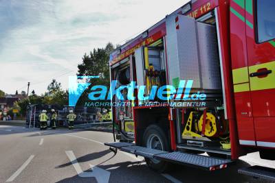 Lkw fährt zu schnell in Kurve und überschlägt sich - Mehrere Stunden Vollsperrung und 1 verletzter Fahrer