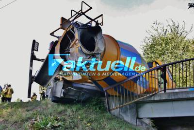 Lkw fährt zu schnell in Kurve und überschlägt sich - Mehrere Stunden Vollsperrung und 1 verletzter Fahrer