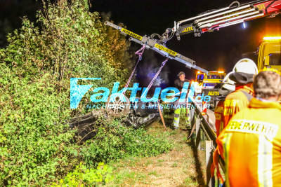 Schwerer Unfall bei Malsch: PKW fliegt in Straßengraben und überschlägt sich mehrfach - Fahrer schwer verletzt - Feuerwehr im Einsatz