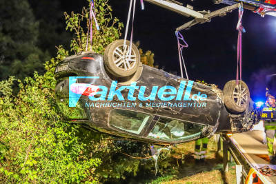 Schwerer Unfall bei Malsch: PKW fliegt in Straßengraben und überschlägt sich mehrfach - Fahrer schwer verletzt - Feuerwehr im Einsatz