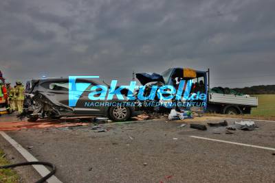 Pkw überholt Lkw und crasht Frontal in den Gegenverkehr - Mehrere schwerst verletzte
