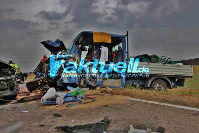 Pkw überholt Lkw und crasht Frontal in den Gegenverkehr - Mehrere schwerst verletzte