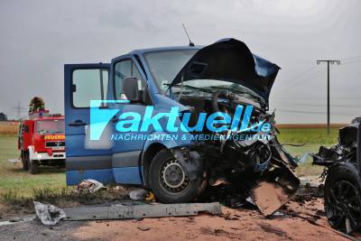 Pkw überholt Lkw und crasht Frontal in den Gegenverkehr - Mehrere schwerst verletzte