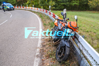 Schwerer Motorradunfall im Landskopf: Biker fliegt über Leitplanke aber wird nur leicht verletzt