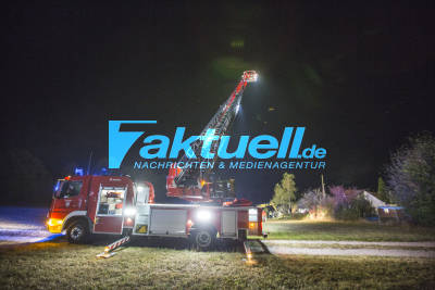 Holzlager brennt und greift auf Carport und Wohnhaus über: Feuerwehr im Großeinsatz