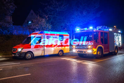 Audi von Mähdrescher verdroschen: Auto kracht in Kurve in Mähwerk von großem Mähdrescher - Fahrer verletzt