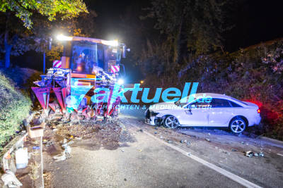 Audi von Mähdrescher verdroschen: Auto kracht in Kurve in Mähwerk von großem Mähdrescher - Fahrer verletzt