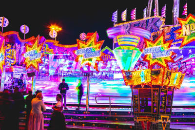 Der Wasen bei Nacht - Lichter- und Farbenspiel