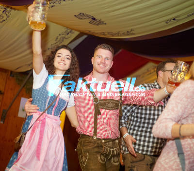 Wasen: Volksfest Party im Wasenwirt Zelt